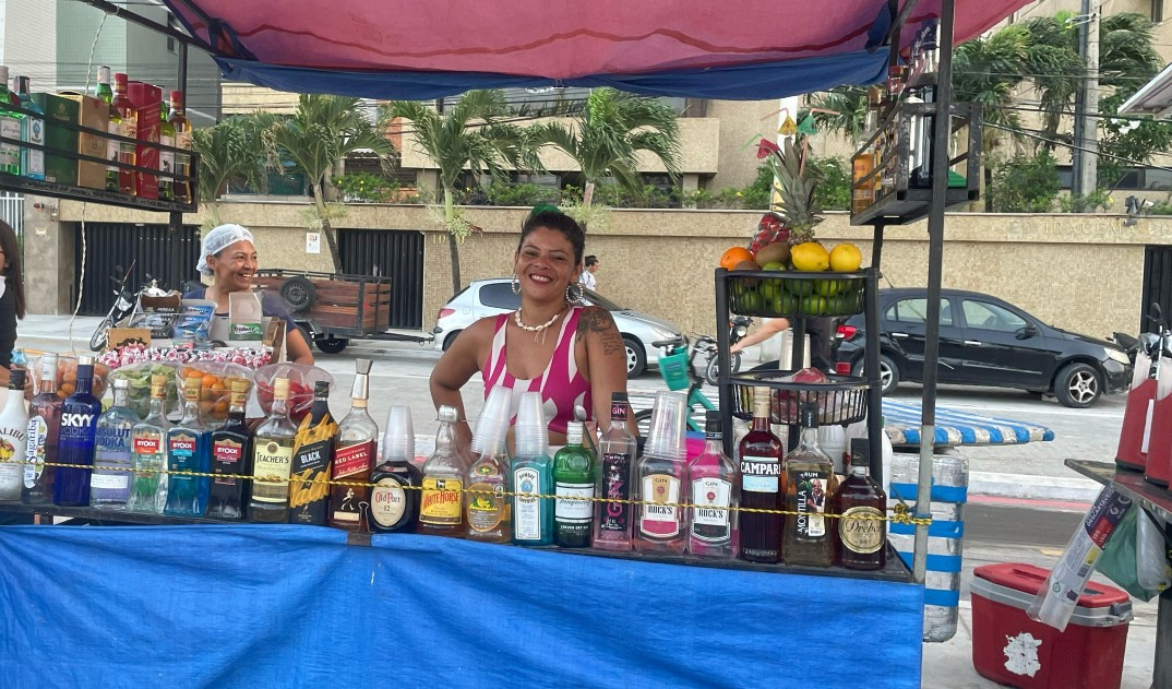 Gleiciane Lessa em sua barraca de bebidas na av. beira-mar